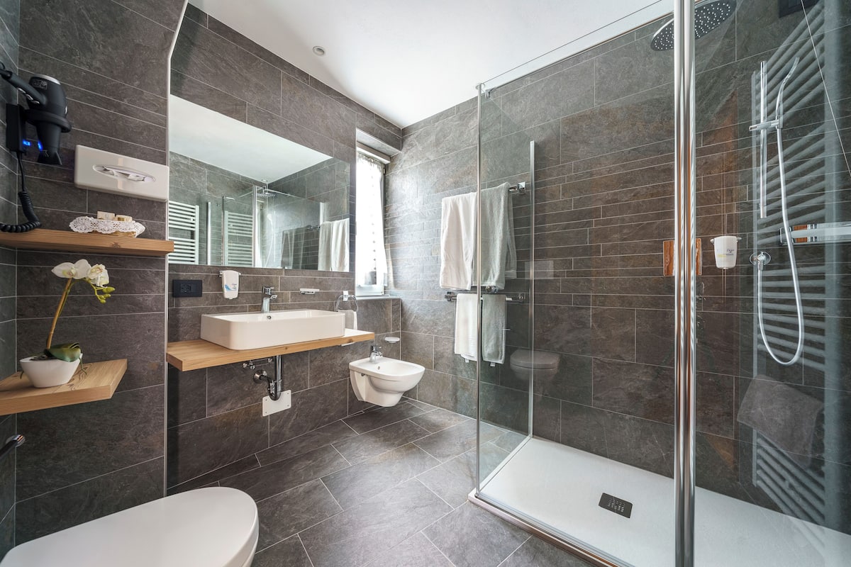 shower, rainfall showerhead, hair dryer, bidet