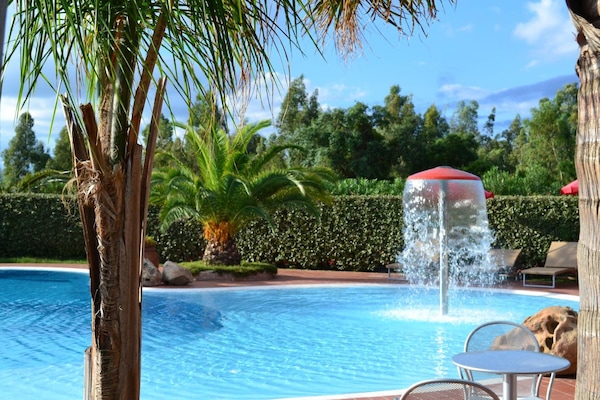 Piscine extérieure (ouverte en saison), parasols de plage