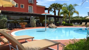 Kolam renang terbuka bermusim, payung kolam, kerusi lepak pantai