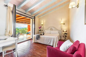 Roupas de cama premium, frigobar, cofres nos quartos, escrivaninha