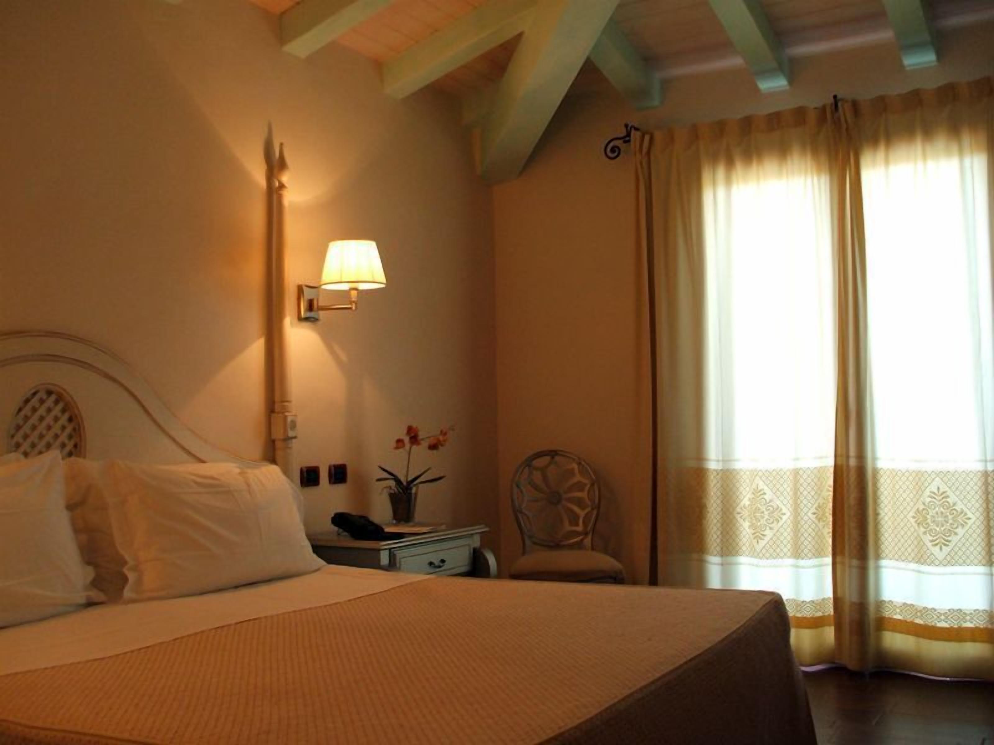 1 bedroom, premium bedding, minibar, in-room safe