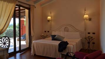 Peralatan tempat tidur premium, bar mini, peti besi dalam bilik, meja