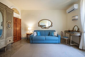 Junior-Suite, 1 Queen-Bett und Schlafsofa, Klimaanlage, Gartenblick | Wohnbereich | 32-Zoll-Fernseher mit Satellitenempfang, Tischtennisplatte