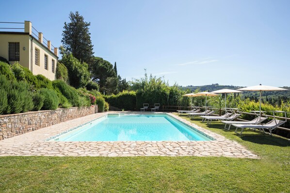 Außenpool (je nach Saison geöffnet), Sonnenschirme, Liegestühle