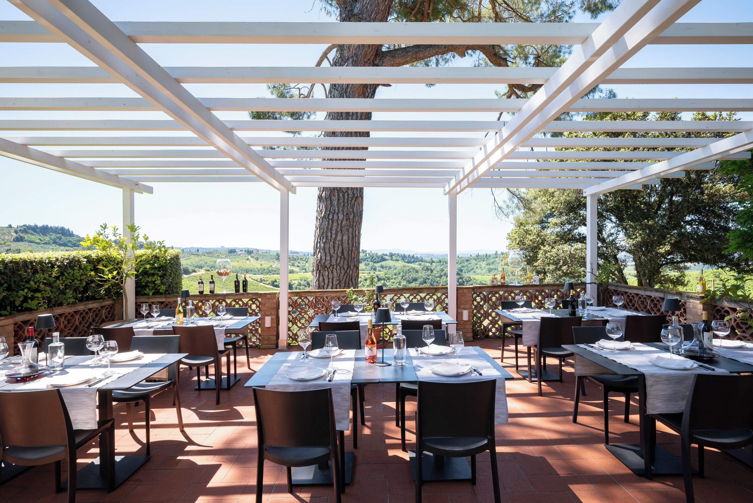 Se sirve cocina local (con mesas al aire libre) 