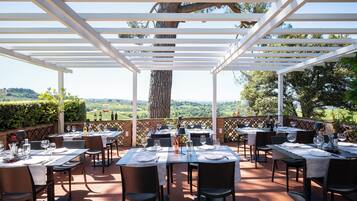 Đặc sản địa phương, dùng bữa ngoài trời