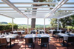 Cocina local con mesas al aire libre 