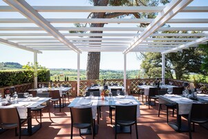 Se sirve cocina local (con mesas al aire libre) 