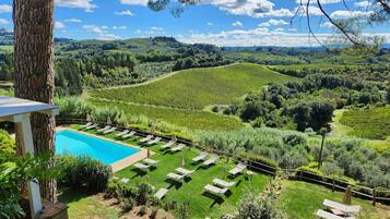 Een seizoensgebonden buitenzwembad, parasols voor strand/zwembad