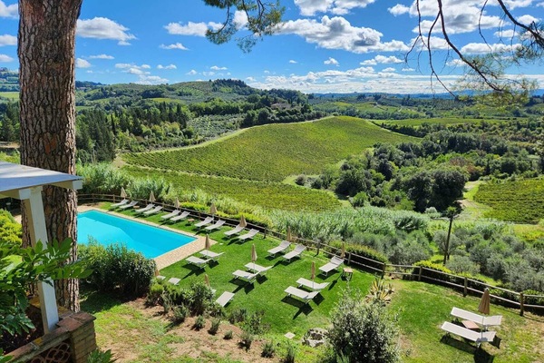 Piscine extérieure (ouverte en saison), parasols de plage