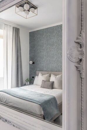 Peralatan tempat tidur premium, tilam berlapik, bar mini 