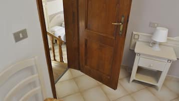 Chambre Quadruple, salle de bains commune | Couette en duvet d'oie, bureau, Wi-Fi gratuit, draps fournis