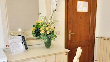 Chambre Double, salle de bains commune | Couette en duvet d'oie, bureau, Wi-Fi gratuit, draps fournis
