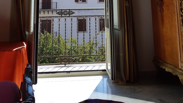 A room with a view of a historic building with a dome through an open door. - Cavour il Conte Camillo Bed&Breakfast (Palermo)