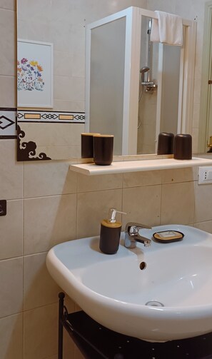 Comfort Quadruple Room | Bathroom | Combined shower/tub, free toiletries, hair dryer, bidet - Cavour il Conte Camillo Bed&Breakfast (Palermo)