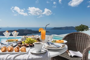 Suite with Infinity Private Pool, Caldera View | 朝食 | 朝食 (郷土料理)、毎日提供 (無料)