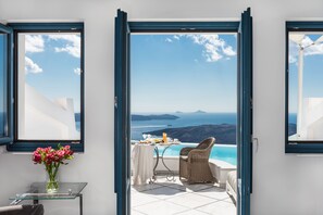 Suite with Infinity Private Pool, Caldera View | Living area | 36-inch LED TV with satellite channels, TV, books - Anteliz Suites (Santorini)
