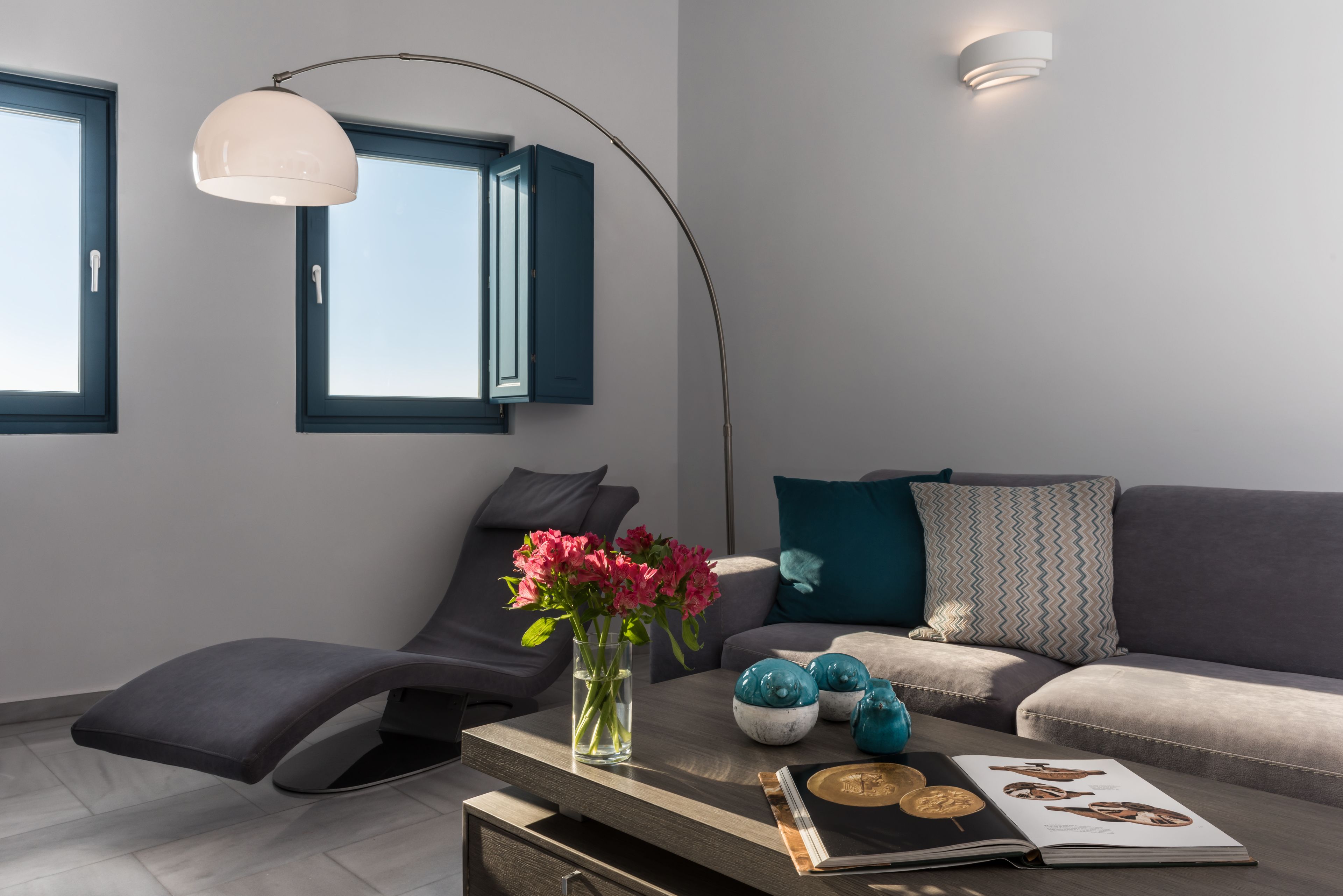 Svit - bubbelbad | Vardagsrum | 36-tums LED-tv med satellitkanaler, tv och böcker