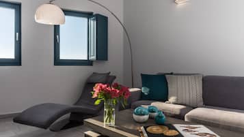 Svit - bubbelbad | Vardagsrum | 36-tums LED-tv med satellitkanaler, tv och böcker