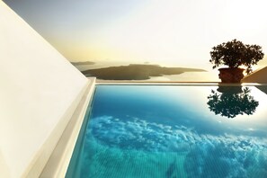 Suite with Infinity Private Pool, Caldera View | 발코니