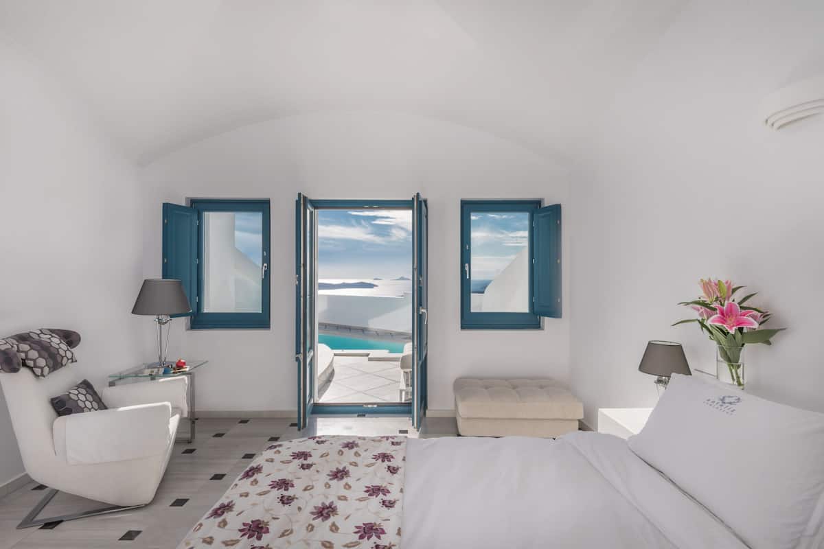 Suite with Private Pool | Seprai antialergi, selimut bulu angsa, minibar, dan brankas