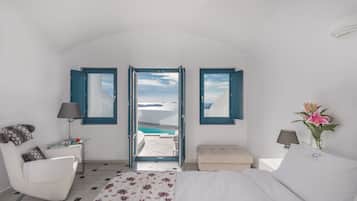 Suite with Private Pool | Biancheria da letto ipoallergenica, copriletto in piuma, minibar
