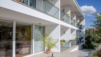 Casa adosada confort, varias habitaciones, vistas al jardín, junto a la montaña | Terraza o patio