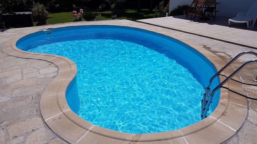 Una piscina al aire libre, una piscina natural