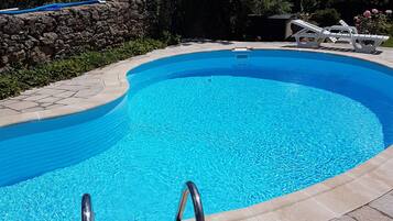 Alberca al aire libre y una alberca natural