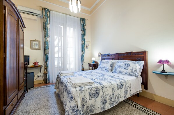 Doppel- oder Zweibettzimmer | Minibar, Zimmersafe, Schreibtisch, Bügeleisen/Bügelbrett