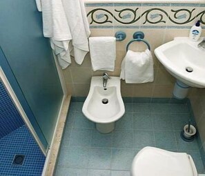 A bathroom with a bidet, a sink, and a toilet. - La Casa di Zoe (Palermo)