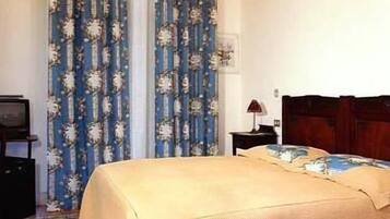 Minibar, in-room safe, desk, iron/ironing board