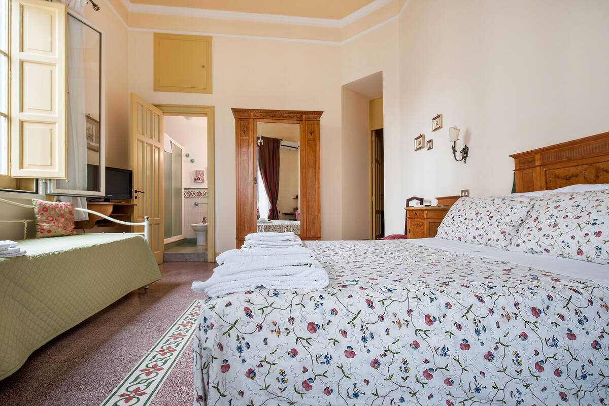 Minibar, in-room safe, desk, iron/ironing board (on request)