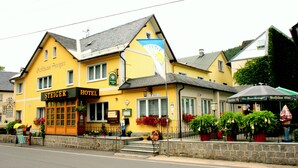 A yellow building with a sign reading "Steiger Hotel". - Hotel Gasthaus Steiger (Graefenthal)