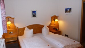 A double bed with two nightstands, each with a lamp and a phone. - Hotel Gasthaus Steiger (Graefenthal)