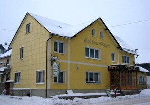 A yellow building with a sign reading "Hotel St. Anna". - Hotel Gasthaus Steiger (Graefenthal)