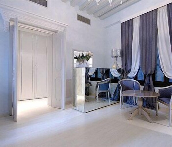 Coin salon dans le hall