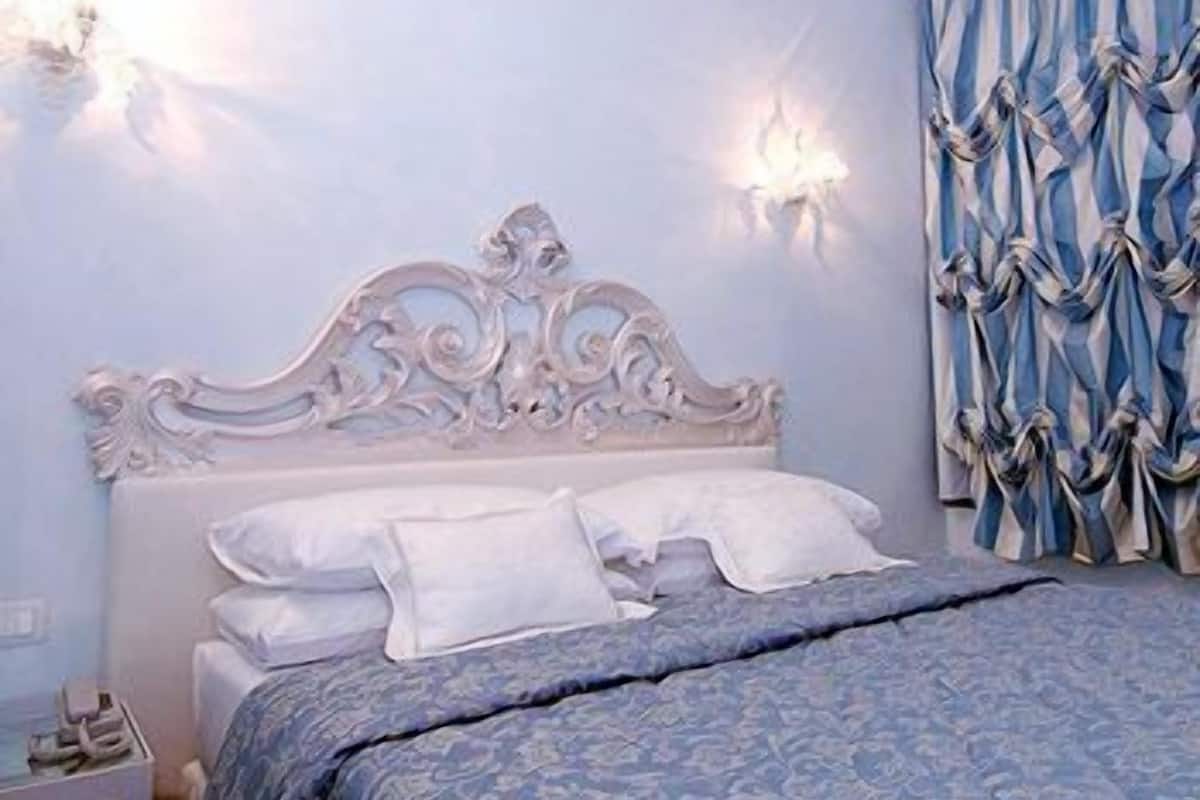Camera Deluxe con letto matrimoniale o 2 letti singoli | 1 camera, biancheria da letto ipoallergenica, minibar