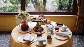 Petit déjeuner buffet (8 EUR par personne)
