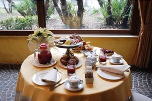 Desayuno buffet diario (EUR 8 por persona)