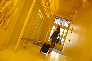 Interior entrance - Hotel Chic&basic Lemon Barcelona (Barcelona)
