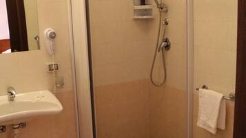 Doccia, set di cortesia gratuito, asciugacapelli, bidet