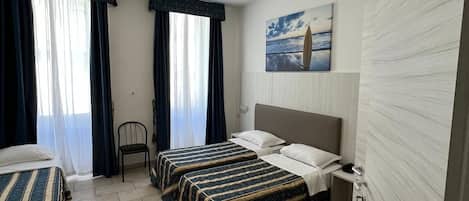 Habitación triple | Edredón, escritorio, wifi gratis y ropa de cama