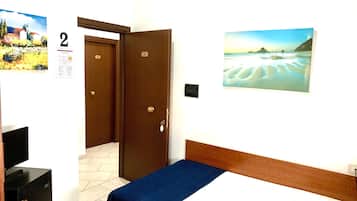 Edredón, escritorio, wifi gratis y ropa de cama