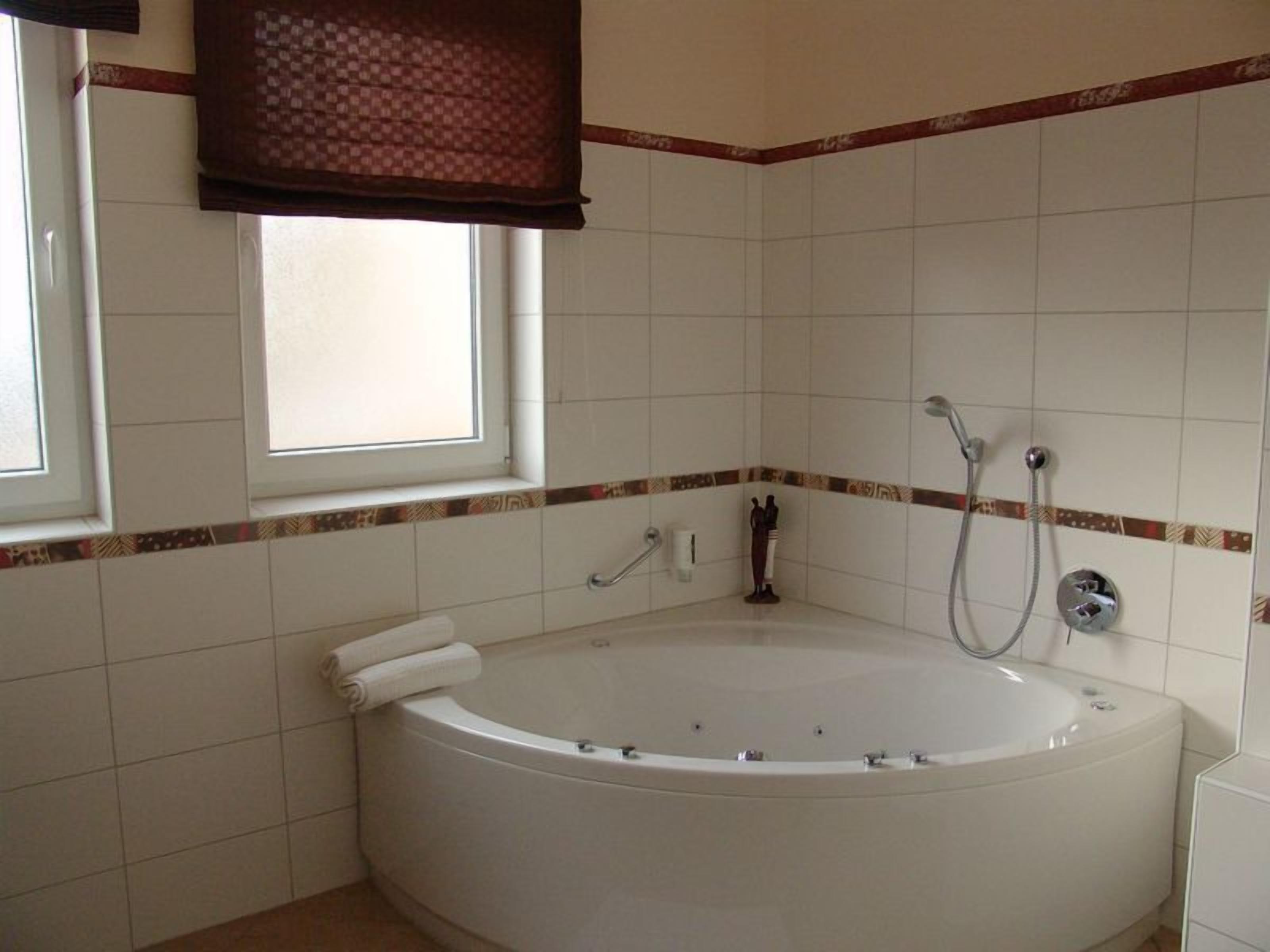 suite | deep-soaking bathtub