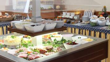 Tägliches Frühstücksbuffet (20 EUR pro Person)