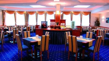 Sarapan bufet setiap hari (EUR 20 seorang)