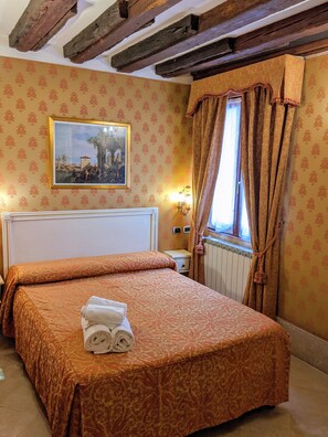 Double Room (with French Bed) | Hypo-allergenic bedding, Select Comfort beds, minibar, in-room safe - Locanda Ca' San Vio (Venice)
