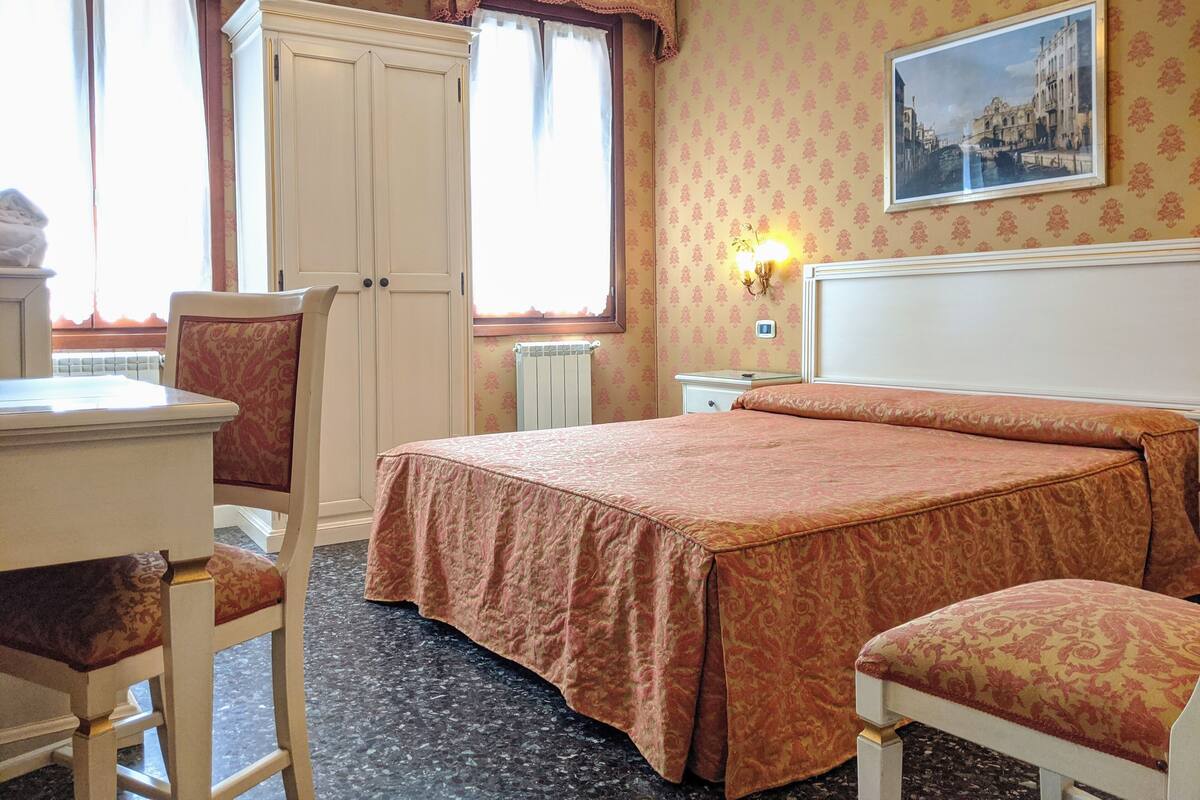 Hypo-allergenic bedding available, Select Comfort beds, minibar