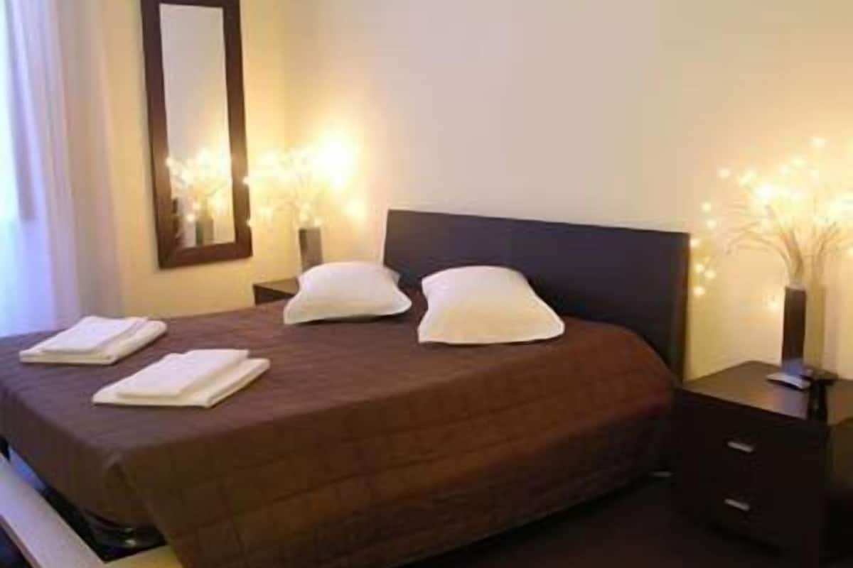 Chambre quadruple, salle de bains commune | Lit de bébé (gratuit), accès au Wi-Fi (inclus)